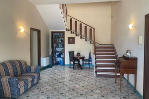 Palazzo / Stabile di 500 m² con più di 5 locali a 