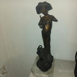 statua in bronzo con piedistallo in marmo
