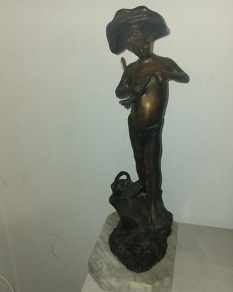 statua in bronzo con piedistallo in marmo