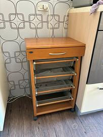 Mobiletto con rotelle e cassetti porta frutta