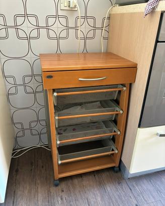 Mobiletto con rotelle e cassetti porta frutta