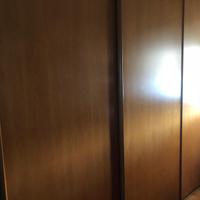 Armadio in legno con ante scorrevoli