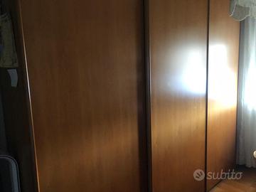 Armadio in legno con ante scorrevoli