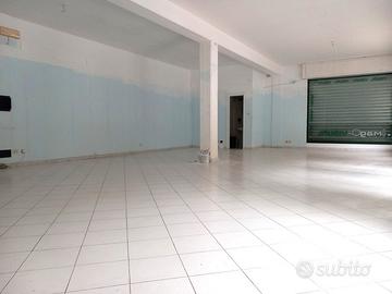 Locale commerciale vicino piazza Roma