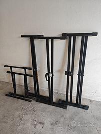 Supporti per tastiere e per amplificatore.
