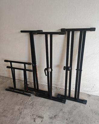 Supporti per tastiere e per amplificatore.