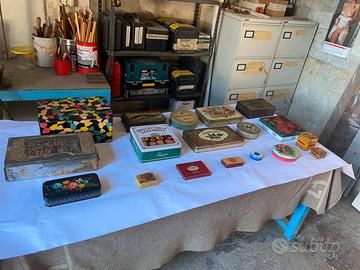 Scatole di latta vecchie