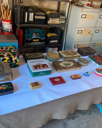 Scatole di latta vecchie