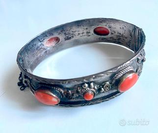 Bracciale rigido..Argento 800.  Raro.
