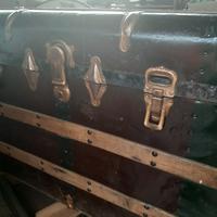 vecchio  baule rivestito in lamiera