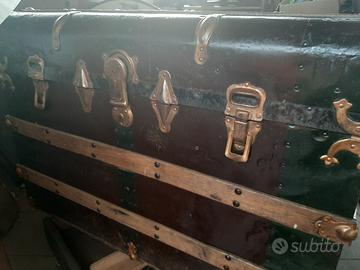 vecchio  baule rivestito in lamiera