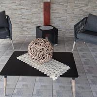 2 poltrone più tavololino uguali 