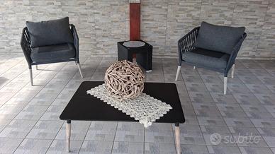 2 poltrone più tavololino uguali 