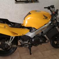 DISPONGO DI RICAMBI PER HONDA VFR 800