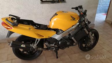 DISPONGO DI RICAMBI PER HONDA VFR 800