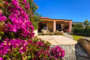 VILLA A SCHIERA A LOIRI PORTO SAN PAOLO
