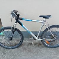 Bicicletta mountain bike