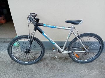 Bicicletta mountain bike