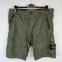 Pantaloncini cargo verdi Stone Island