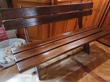 Panca in legno massiccio.