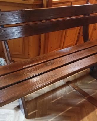Panca in legno massiccio.
