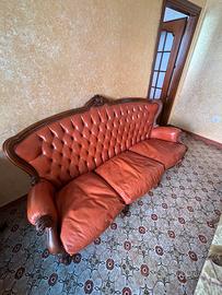 Divano piu due poltrone in pelle.