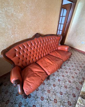 Divano piu due poltrone in pelle.