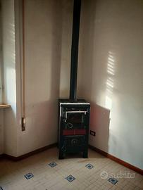 Stufa Castelmonte in ghisa, grigio scuro e rosso