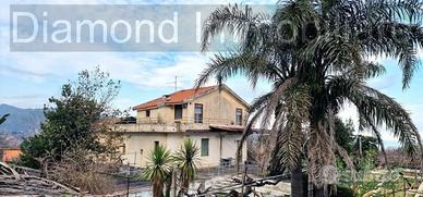 Villetta singola con terreno e serre a San Gerardo