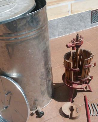 sebatoio in acciaio inox per vino e torchio