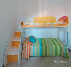 Letto a castello, con scala a cassetti 