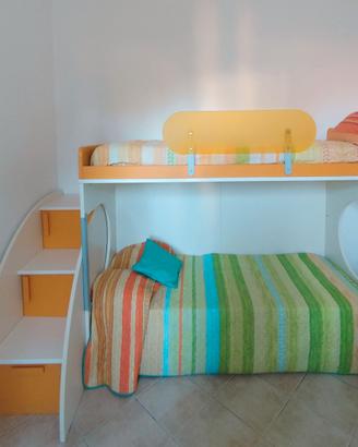 Letto a castello, con scala a cassetti 