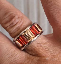 Elegante anello a fascia con zirconi incastonati.