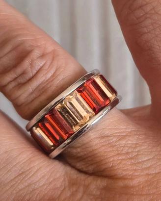 Elegante anello a fascia con zirconi incastonati.