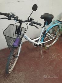 bicicletta colore azzurro e bianco 
