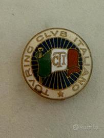 Spilla da bavero vintage del Touring Club Italiano