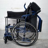 Sedia a rotelle pieghevole tav