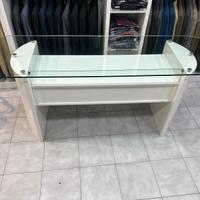 Banco per negozio di abbigliamento, ci sono 2