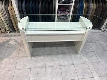 Banco per negozio di abbigliamento, ci sono 2