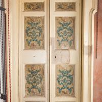 Antica porta dipinta con stipite