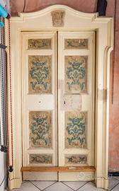 Antica porta dipinta con stipite