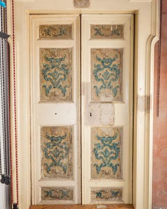 Antica porta dipinta con stipite