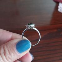 Anello in oro bianco con smeraldo e zirconi