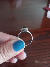 Anello in oro bianco con smeraldo e zirconi