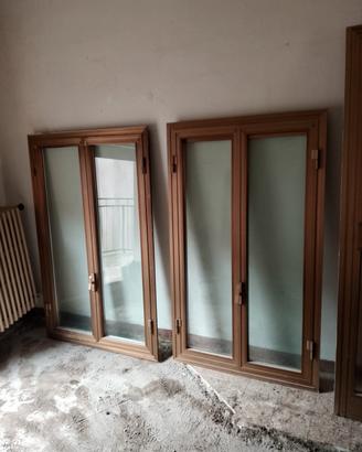 Finestre in alluminio con doppi vetri.