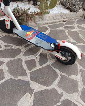 Monopattino Red Bull elettrico pieghevole 