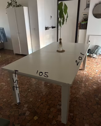 Ampio tavolo da pranzo in legno