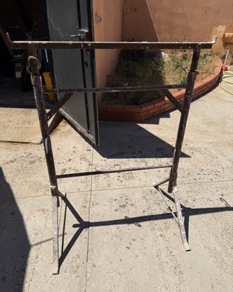 Due cavalletti da muratore in metallo