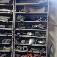 scaffali con accessori auto e moto