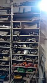 scaffali con accessori auto e moto